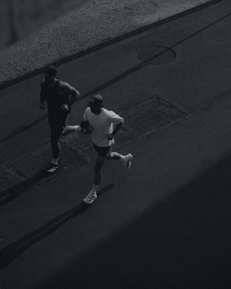 dos runners corriendo juntos.