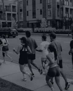 Un grupo de runners corriendo juntos