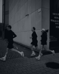 tres runners corriendo juntos. Dos chicos y una chica