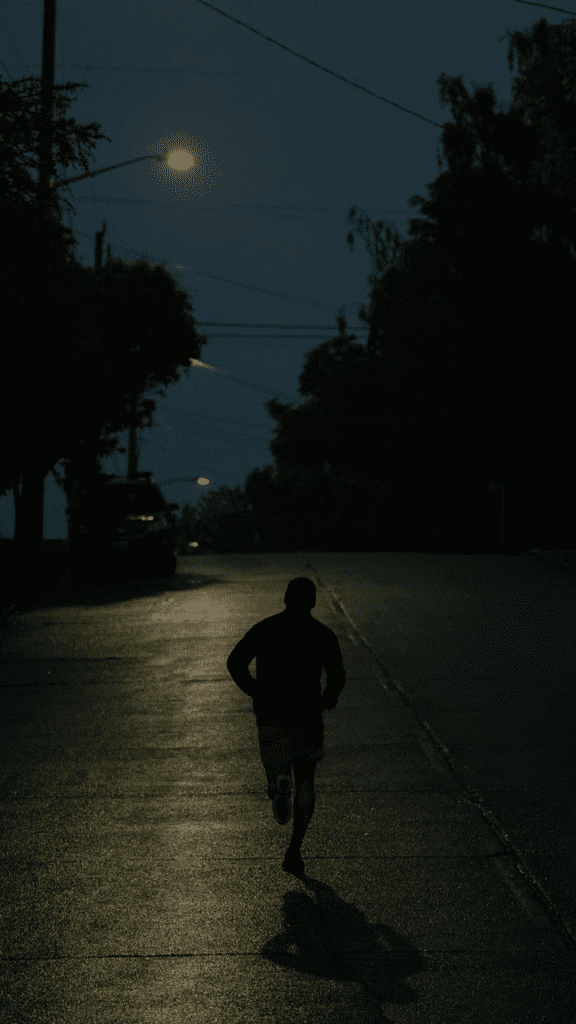 runner corriendo de noche en una cuesta