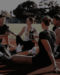 grupo de 4 después de correr hidratándose