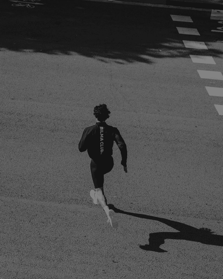 runner cruzando paso de cebra
